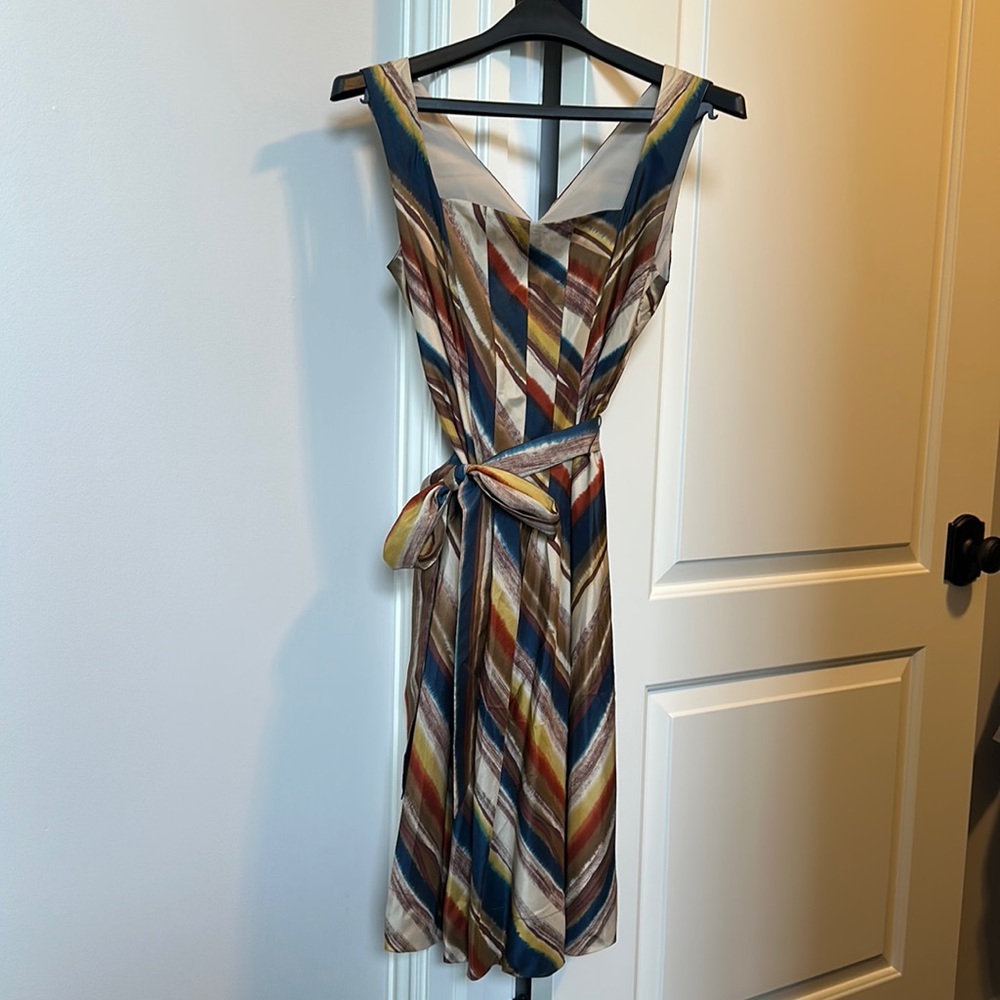 Sleeveless midi dress with tie waist